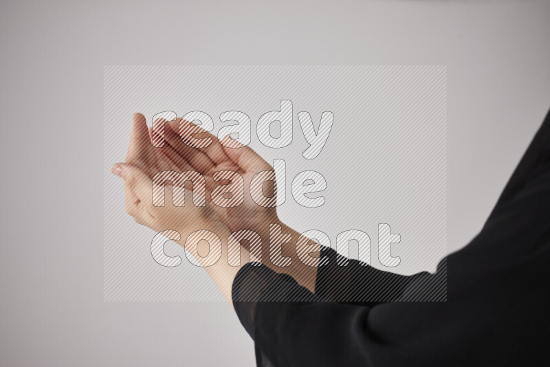 امرأة تشير بيديها بلغة الإشارات المختلفة