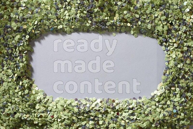 ترتر مسطح متعدد الألوان على خلفية رمادية