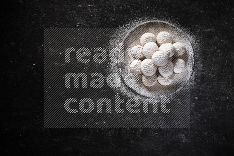 كحك علي صحن تقديم علي خلفية سوداء