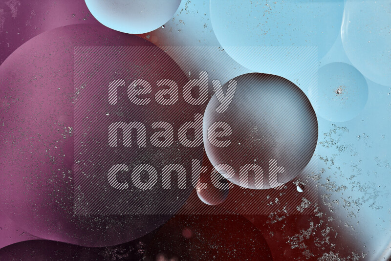 لقطات مقربة لفقاعات من الزيت على سطح الماء باللون الأزرق والبرتقالي والأرجواني