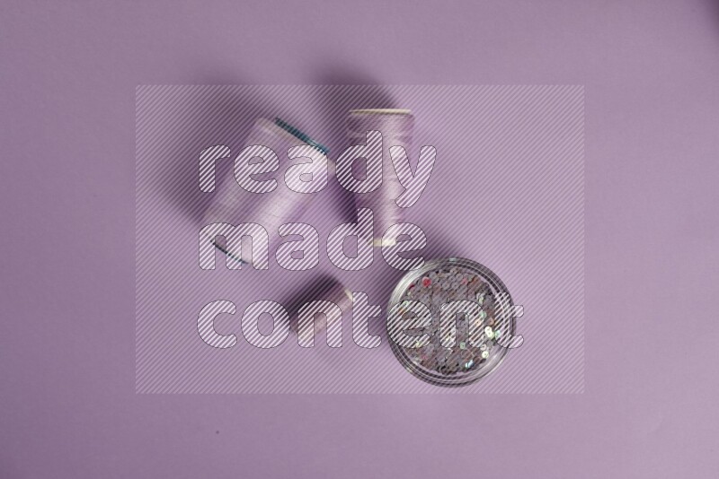 مجموعة من أدوات الخياطة والتفصيل أرجوانية اللون على خلفية أرجوانية