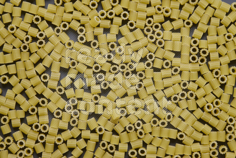 معكرونة مرمرية علي خلفية رمادية