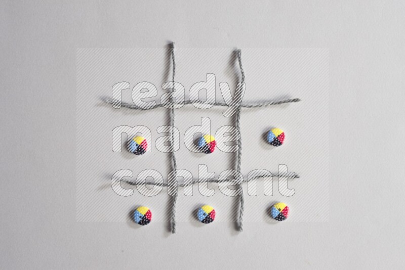 أزرار متعددة اﻷلوان موضوعة علي خلفية رمادية