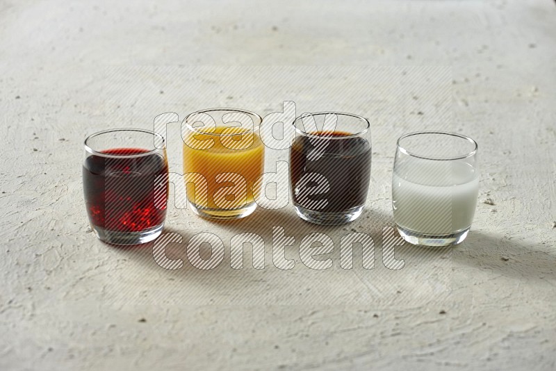 مشروبات باردة في كوب زجاجي مثل الماء والتمر الهندي وقمر الدين والسوبيا والحليب والكركديه على خلفية بيضاء
