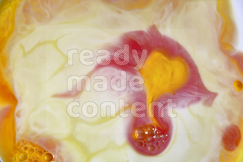 لقطة مقربة لأنماط دوامية باللون البرتقالي والأحمر والأبيض