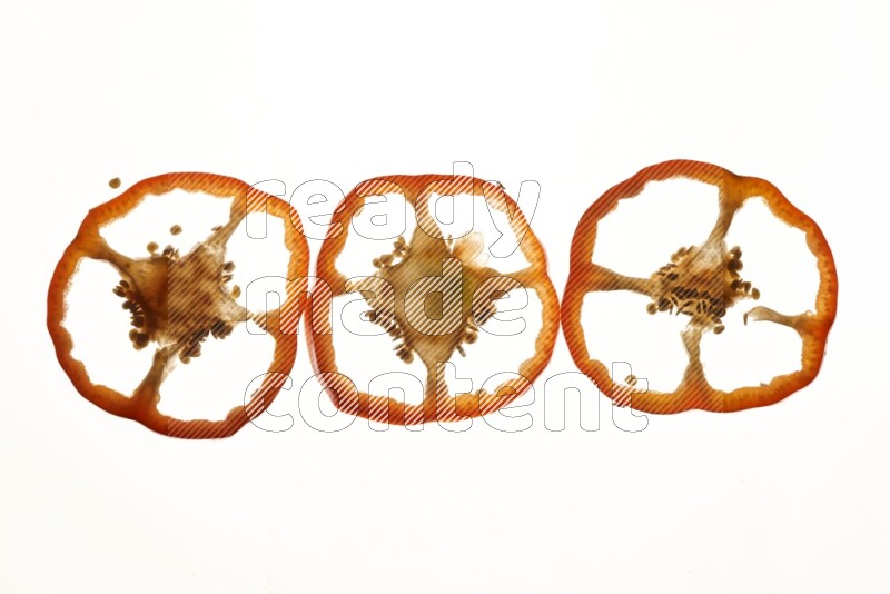 شرائح الفلفل الأحمر الحلو علي خلفية بيضاء مضيئة