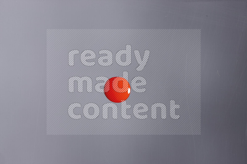 لقطات مقربة لقطرات من اللون الأحمر على خلفية رمادية