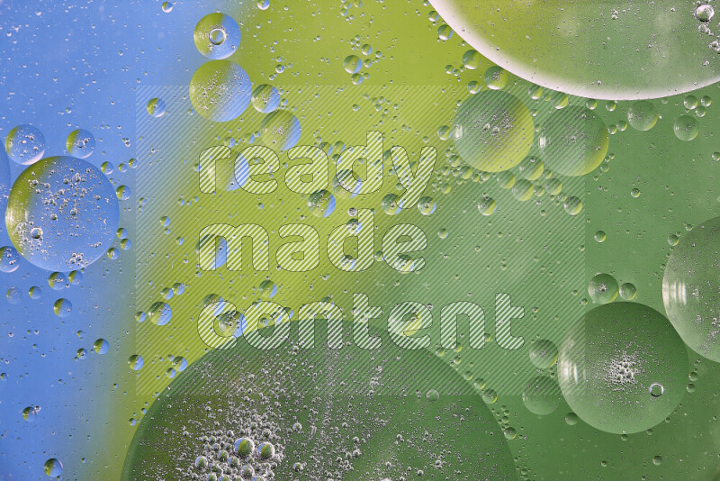 لقطات مقربة لفقاعات من الزيت على سطح الماء باللون الأخضر والأزرق