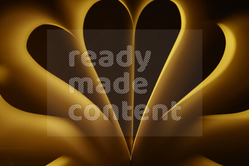 فن تجريدي يعرض منحنيات وتدرجات اللون الأصفر مكونه بضوء ملون