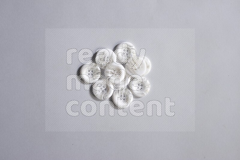 أزرار بيضاء موضوعة علي خلفية رمادية