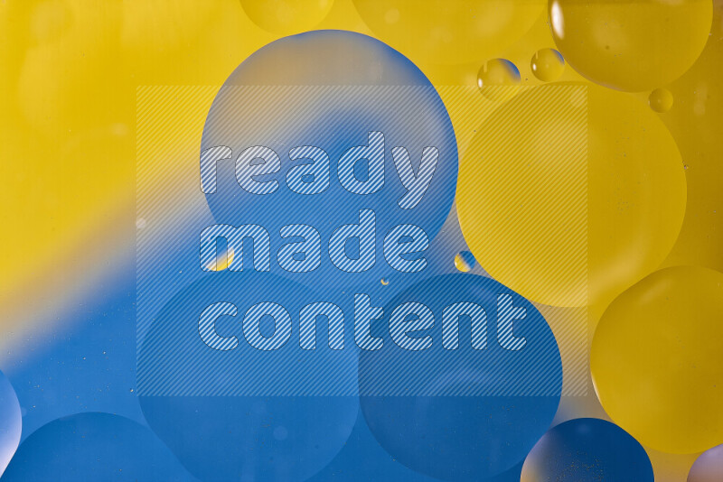 لقطات مقربة لفقاعات من الزيت على سطح الماء باللون الأزرق والأصفر