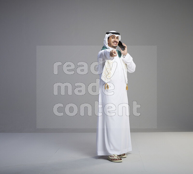 رجل سعودي يرتدي ثوب و شماغ ابيض