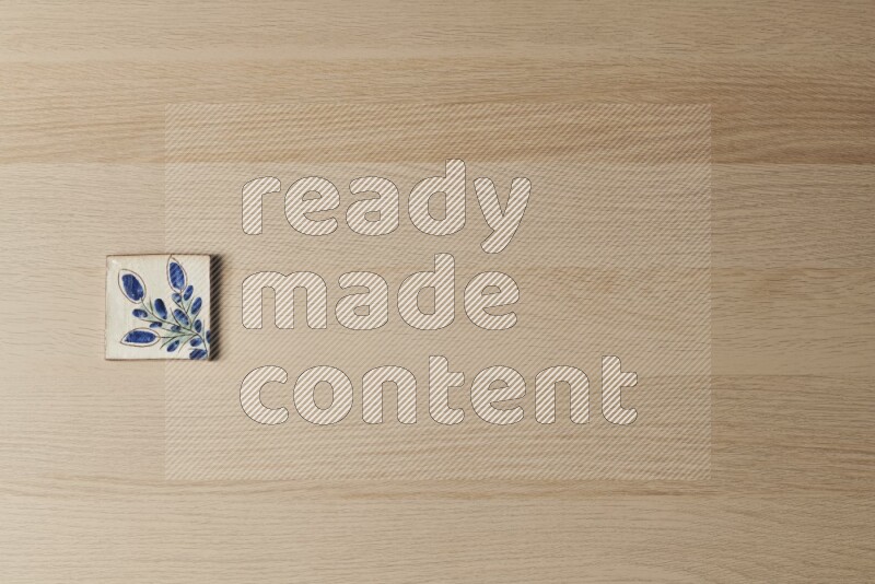 قواعد أكواب فخارية مزخرفة على خلفية خشبية فاتحة