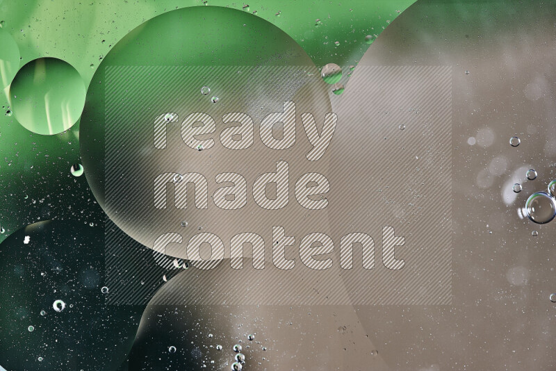 لقطات مقربة لفقاعات من الزيت على سطح الماء باللون الأخضر والبني