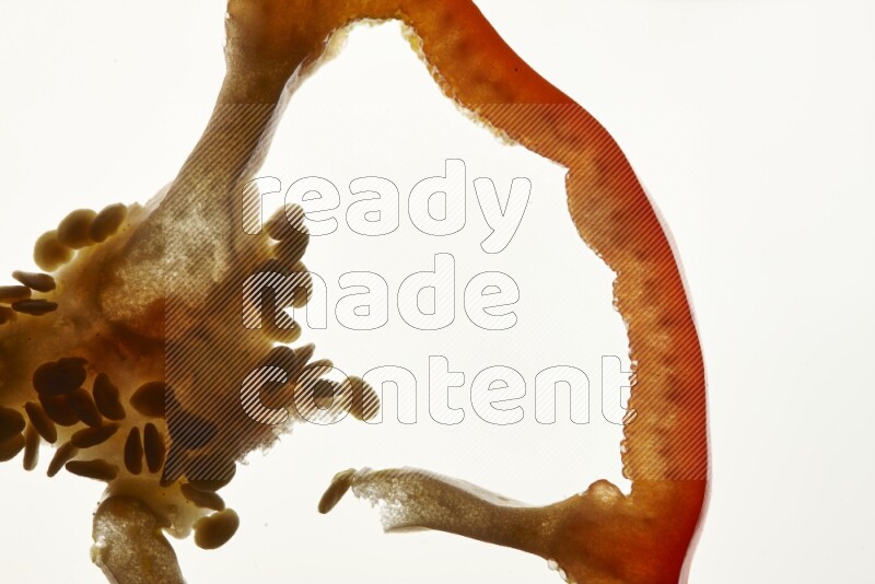 شرائح الفلفل الأحمر الحلو علي خلفية بيضاء مضيئة