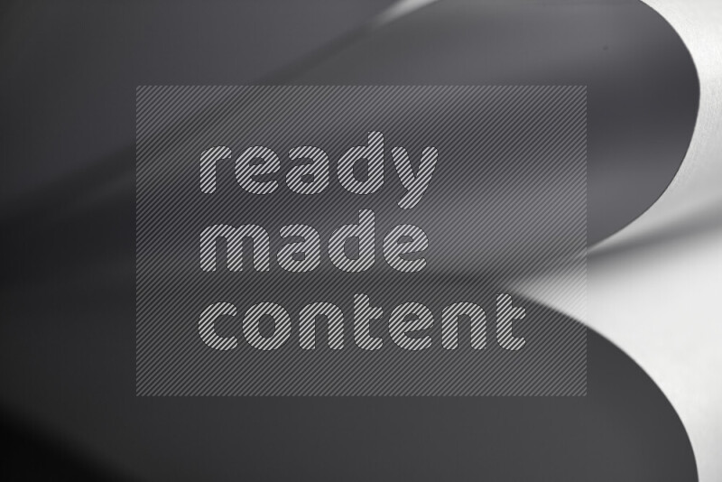 فن تجريدي يعرض المنحنيات المرتبة للأوراق باللون الرمادي