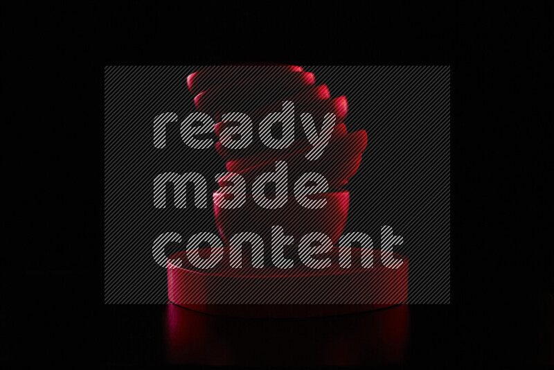 أدوات مطبخ خشبية مع حواف مضيئة ملونة على خلفية سوداء