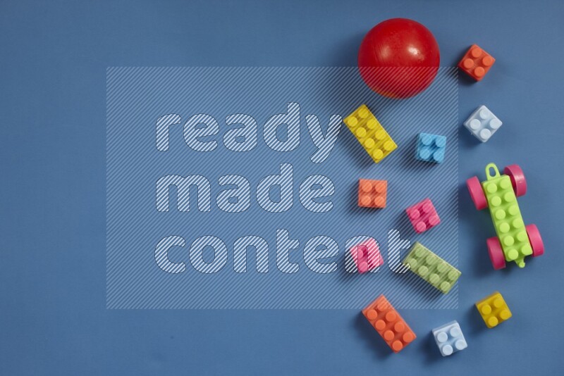 مكعبات بناء بلاستيكية مع كرات على خلفية ملونة مختلفة (ألعاب للأطفال)