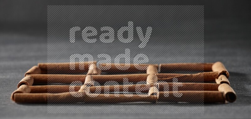 9 مربعات فارغة من أعواد القرفة على أرضية سوداء