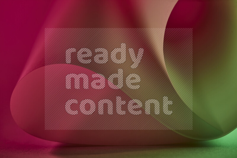 فن تجريدي يعرض منحنيات وتدرجات اللون الأخضر والأحمر مكونه بضوء ملون