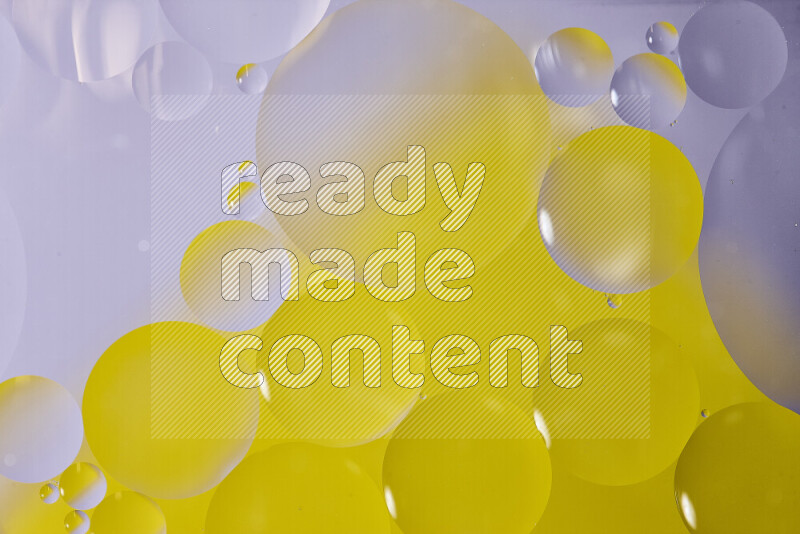 لقطات مقربة لفقاعات من الزيت على سطح الماء باللون الأبيض والأصفر