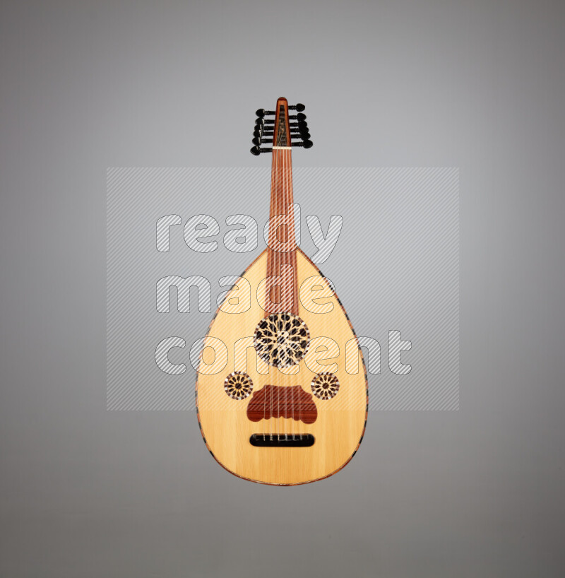 عودي خشبي بني على خلفية رمادية