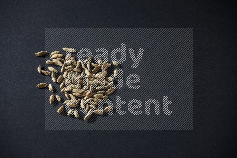 حبوب الهيل علي خلفية سوداء