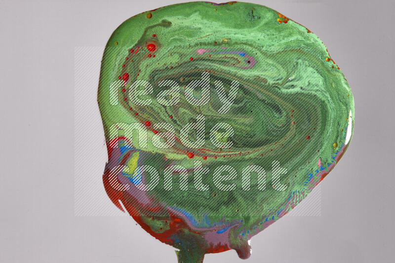 لقطات مقربة لألوان متنوعة تمتزج على خلفية رمادية