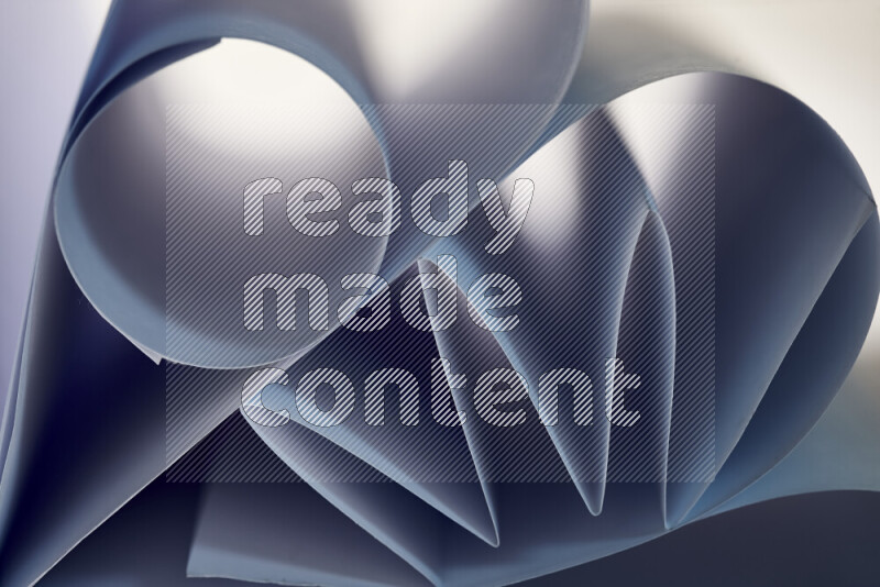 عرض فني لطيات الورق تخلق مزيج من الأشكال الهندسية، مضاءة بإضاءة ناعمة بدرجات اللون الأزرق