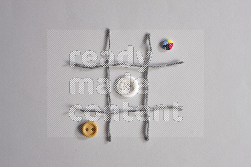 أزرار متعددة اﻷلوان موضوعة علي خلفية رمادية