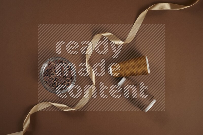 مجموعة من أدوات الخياطة والتفصيل بنية اللون على خلفية بنية