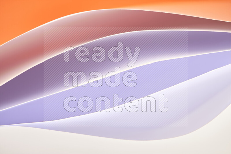 هذه الصورة تعرض تكوين فن الورق التجريدي مع منحنيات ورقية باللون الأبيض ودرجات دافئة مختلفة المكونه بواسطة الضوء الملون