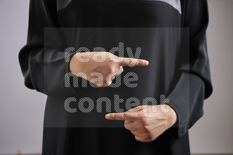 امرأة تشير بيديها بلغة الإشارات المختلفة