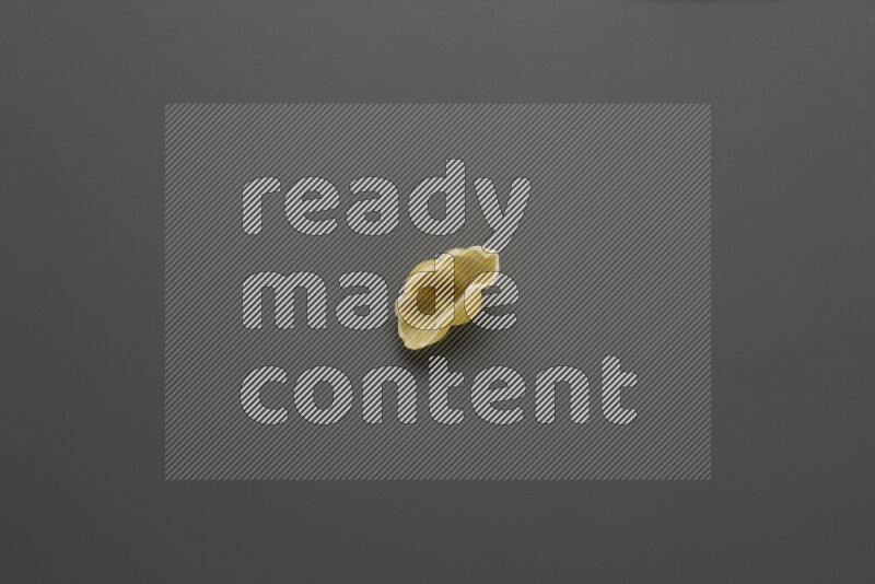 معكرونة قواقع علي خلفية رمادية