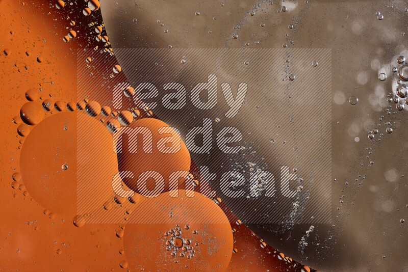 لقطات مقربة لفقاعات من الزيت على سطح الماء باللون البرتقالي والبني