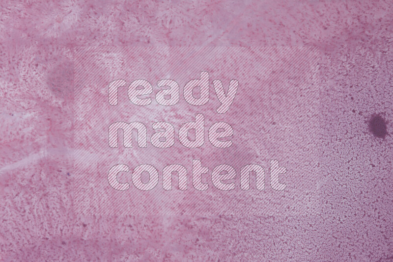 تلتقط الصورة تناثرا للطلاء الأرجواني علي خلفية بيضاء