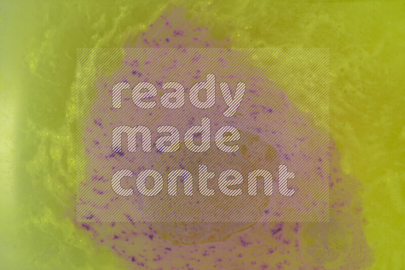 تلتقط الصورة تناثرا للطلاء الأرجواني علي خلفية صفراء