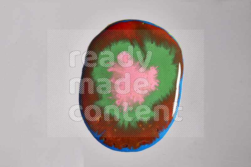 لقطات مقربة لألوان متنوعة تمتزج على خلفية رمادية