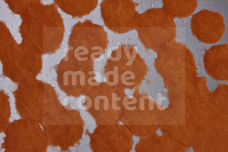 لقطات مقربة لقطرات من اللون البرتقالي على الخلفية