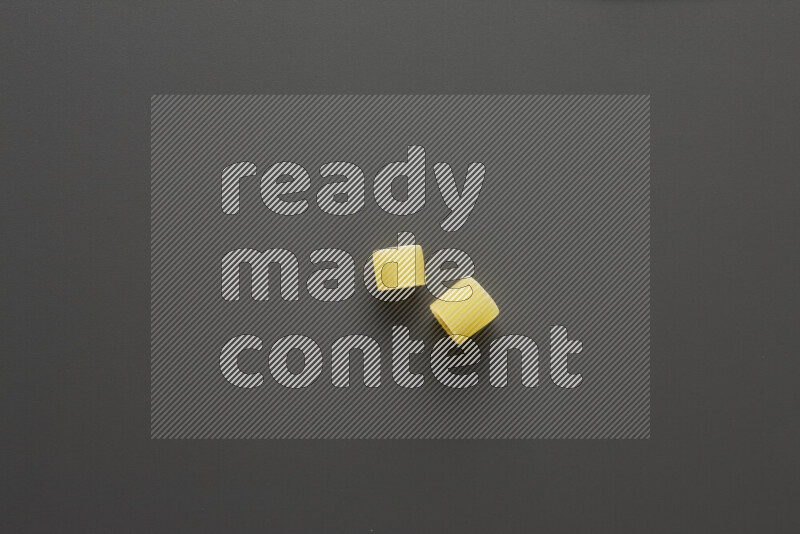 معكرونة خواتم علي خلفية رمادية