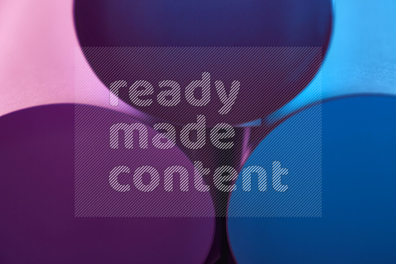 الصورة تعرض فن ورقي تجريدي بأشكال دائرية بدرجات متنوعة من اللون الأزرق والارجواني