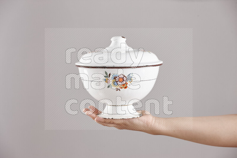 امرأة تحمل بيديها أدوات معدنية مختلفة في أوضاع متعددة