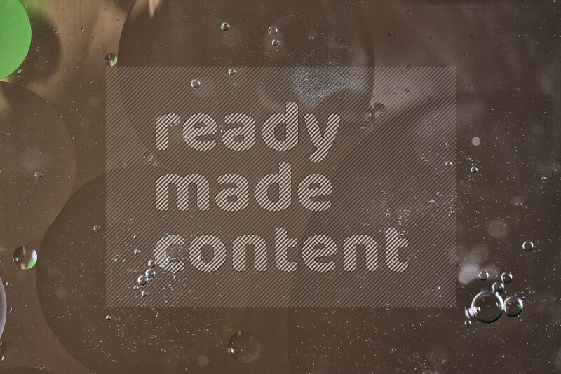 لقطات مقربة لفقاعات من الزيت على سطح الماء باللون الأخضر والبني