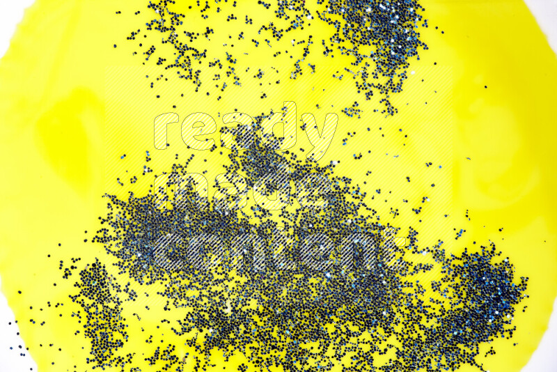 لقطة مقربة لبريق أزرق متلألئ منتشر على خلفية من اللون الأصفر في حركات دائرية