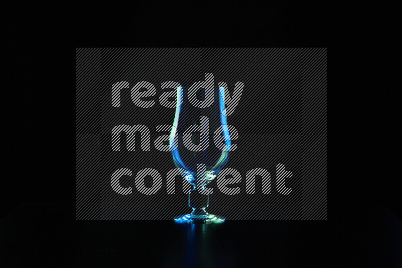 أواني زجاجية مع حواف مضيئة باللونين الأزرق والأخضر على خلفية سوداء