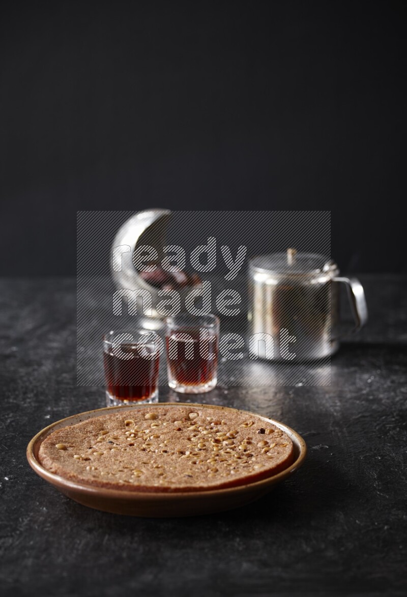 بسبوسة مع الشاي علي خلفية سوداء خشبية