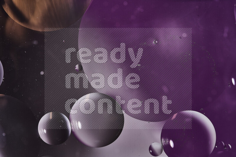 لقطات مقربة لفقاعات من الزيت على سطح الماء باللون الأرجواني