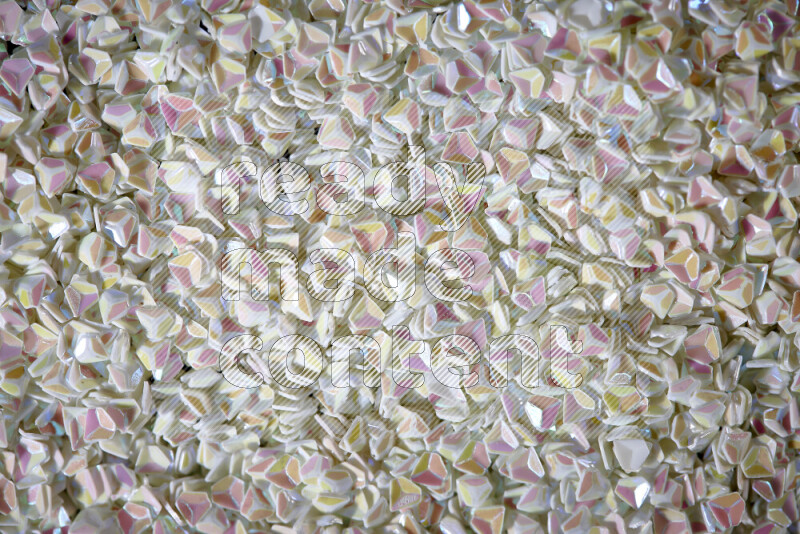 قطع صغيرة بلاستيكية ملونة للزينة متناثرة على خلفية سوداء