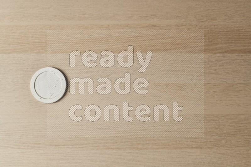 قواعد أكواب فخارية على خلفية خشبية فاتحة