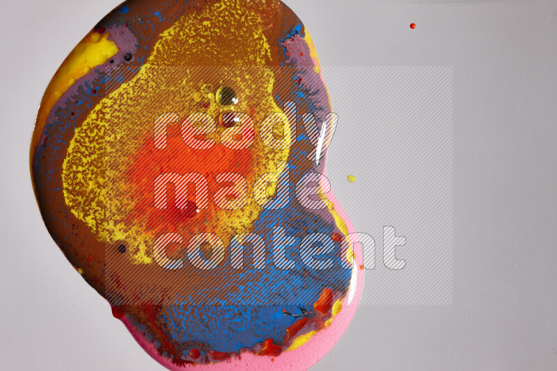 لقطات مقربة لألوان متنوعة تمتزج على خلفية رمادية